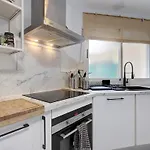 Апартаменти Family-friendly With Sea View And Terrace *